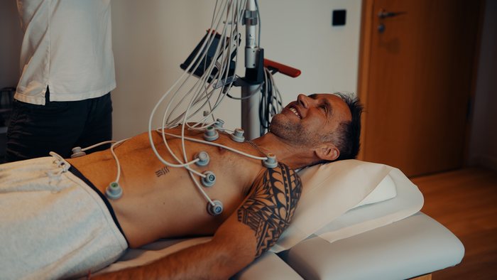 Marek Piotrowski during full-body diagnostics at a longevity clinic in Berlin